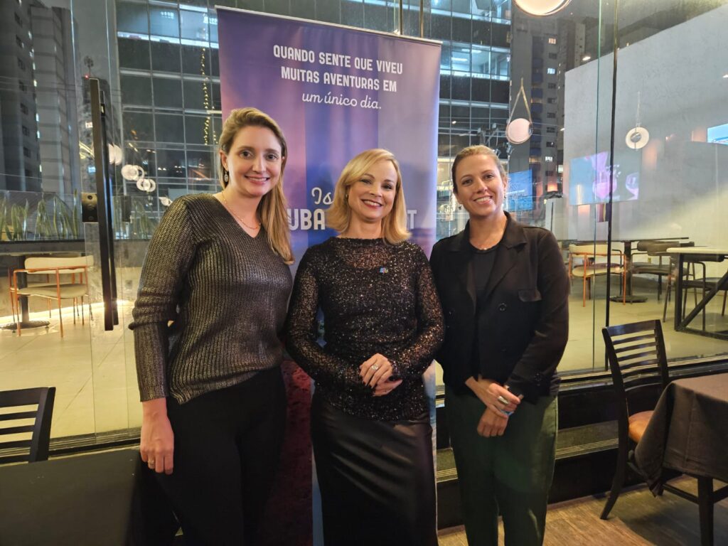 Alessandra Cardoso, de Aruba, entre Renata Santinon e Renata Colla, da Decolar