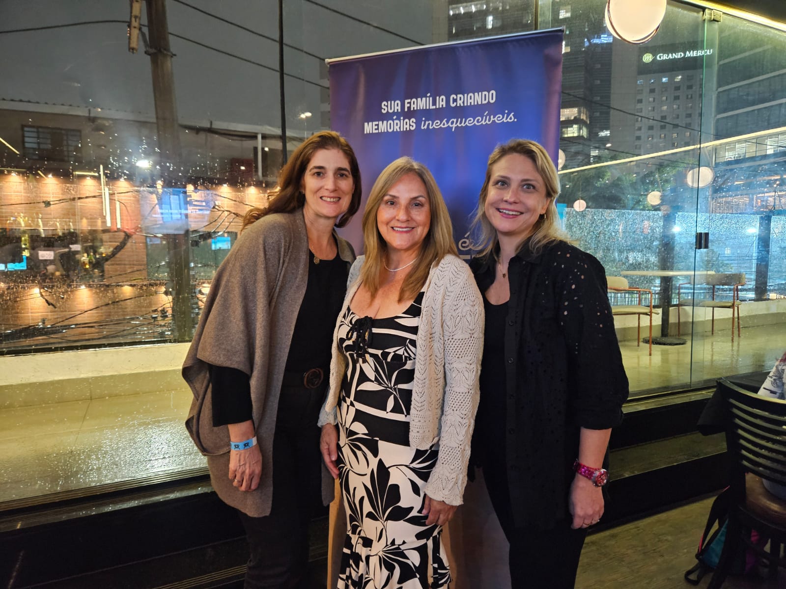 Magali Guzman, Eco DMS Aruba, entre Stela Villela e Dafney Minders, da Top Service