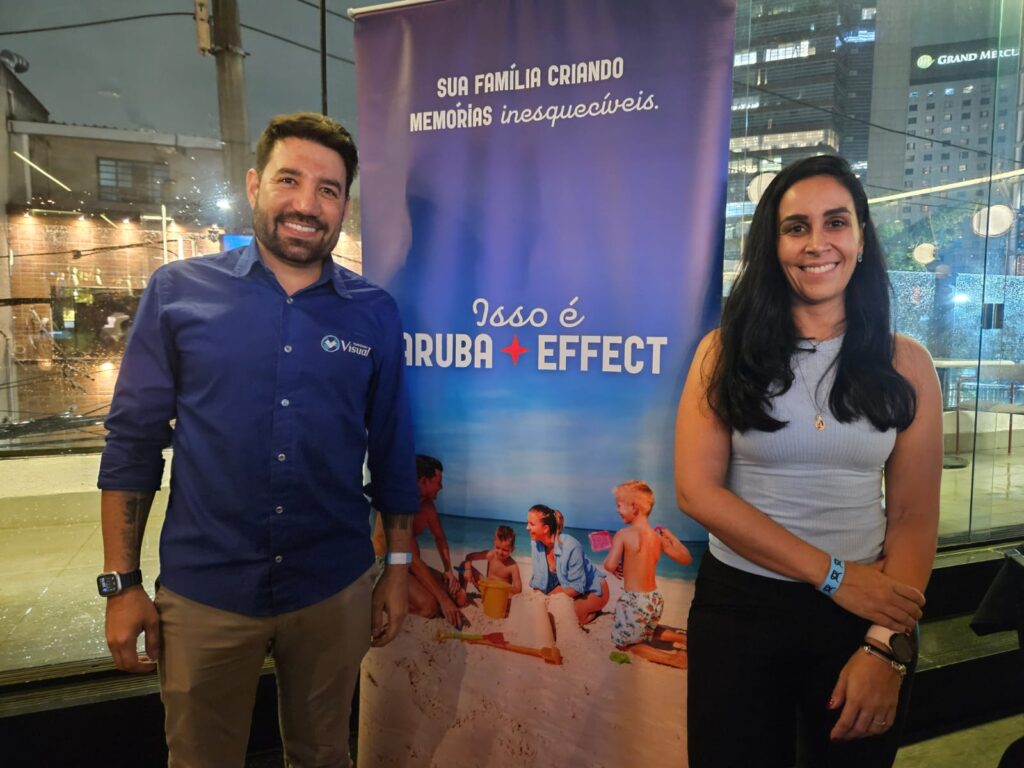 Hugo Lagares, da Visual e Vivian Amaral, da CVC Corp