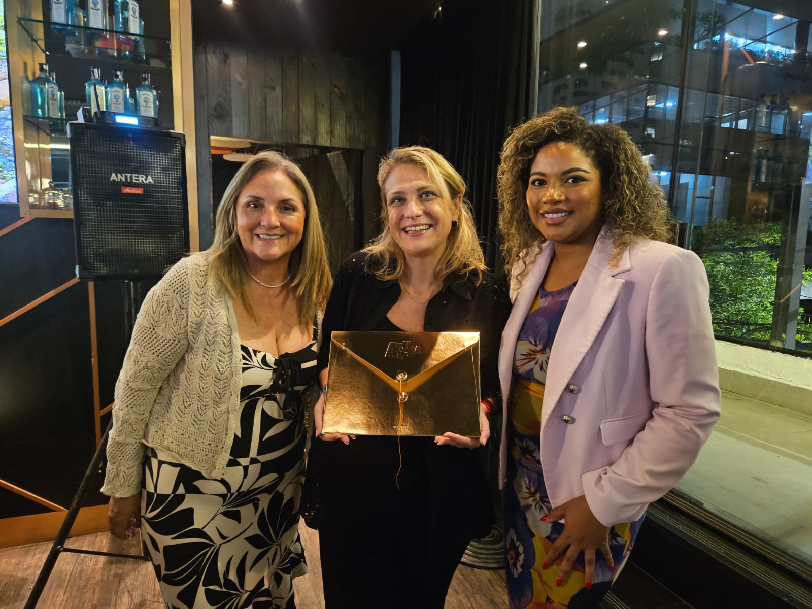 Dafney Minders, da Top Service, ganhou diárias em Hotel Embassy e passeio de barco e translado da Eco DMC Aruba