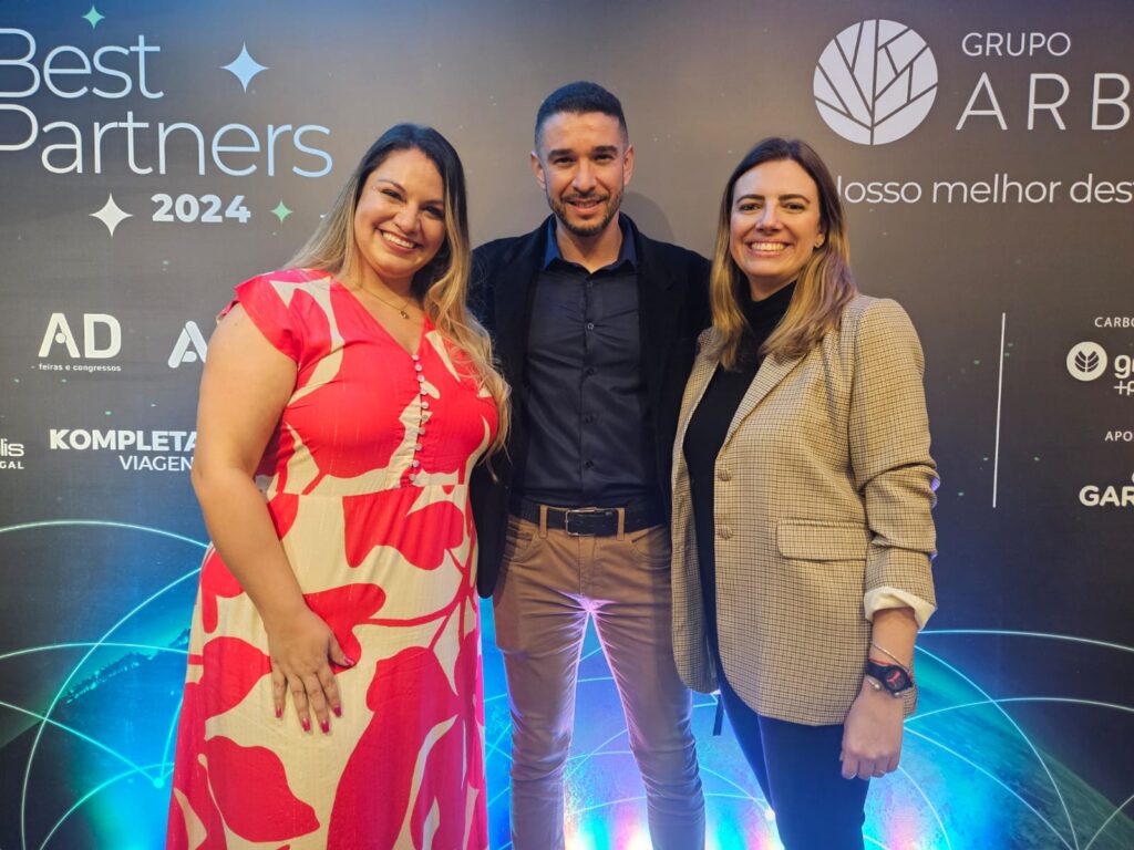 Ricardo Santos, da Diversa, entre Fernanda Assef e Tamires Mastria, da Aviva