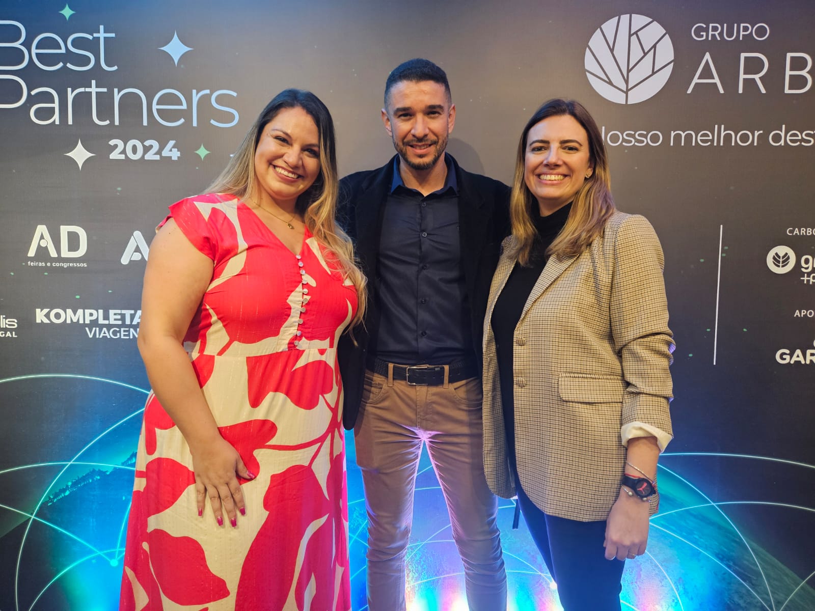 Ricardo Santos, da Diversa, entre Fernanda Assef e Tamires Mastria, da Aviva