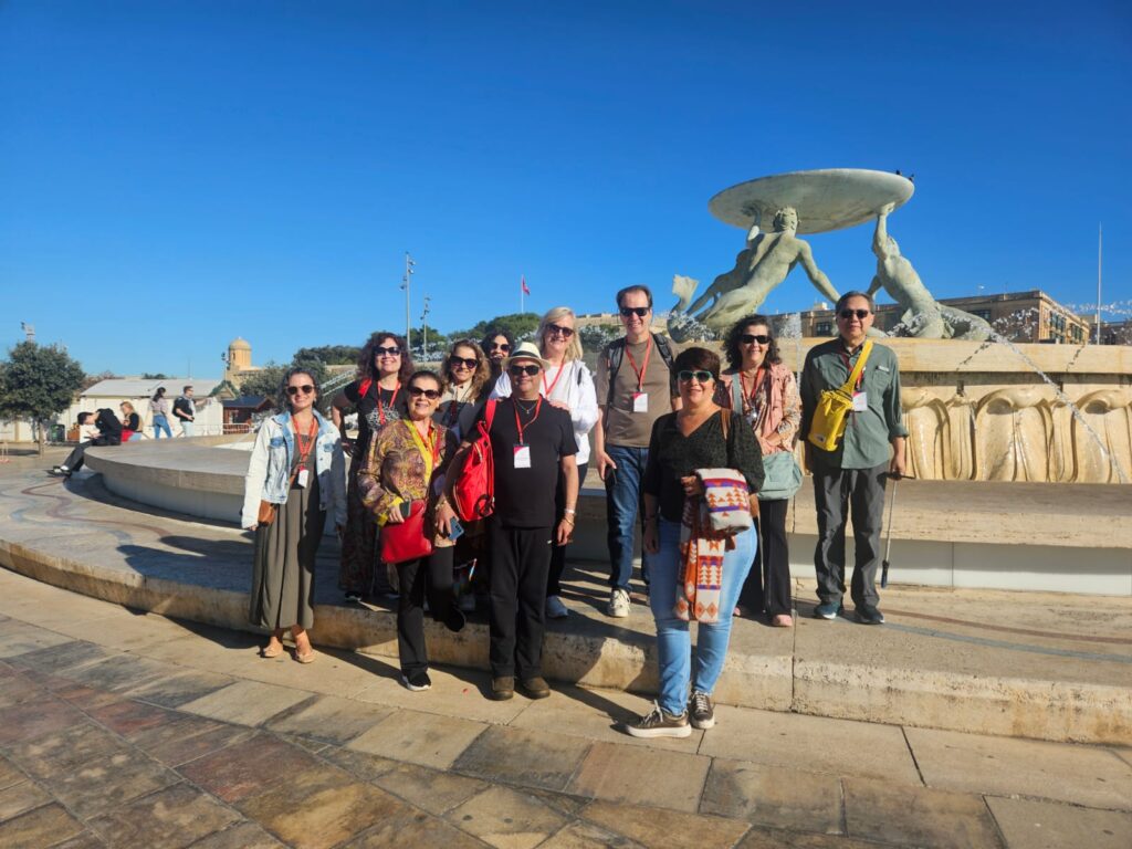 Trade na Fuente de los Tritones em Valeta, capital de Malta Trade na Fuente de los Tritones em Valeta, capital de Malta