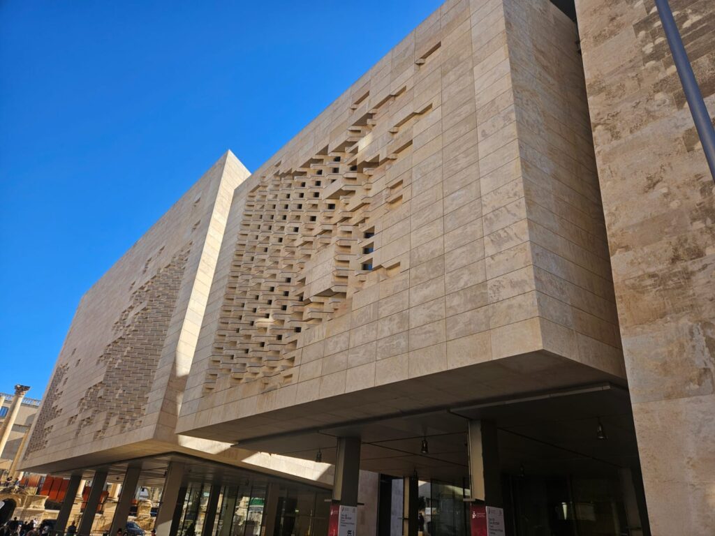 Último prédio construído de Valeta, em 2015, local do parlamento maltês Último prédio construído de Valeta, em 2015, local do parlamento maltês