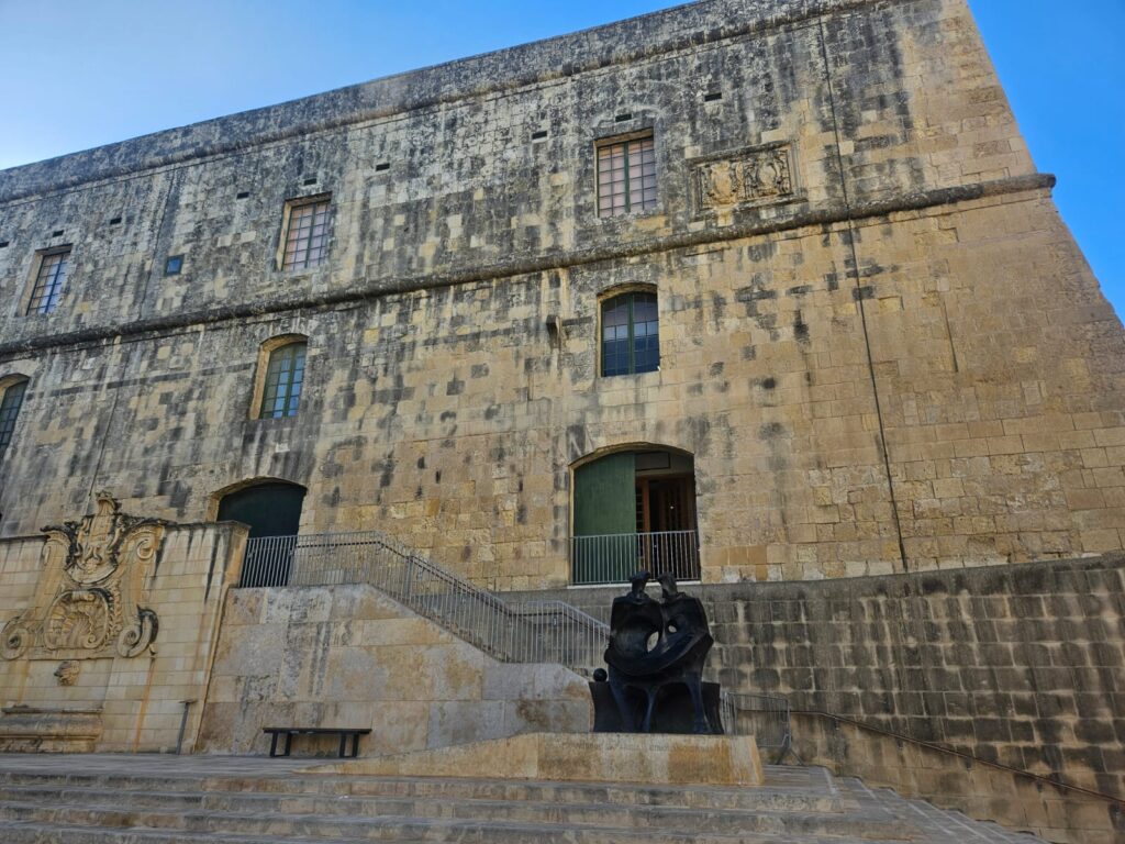 Na estátua, os dois homens que desenharam todos os edifícios da cidade de Valeta: Francesco Laparelli e Gerolamo Cassar Na estátua, os dois homens que desenharam todos os edifícios da cidade de Valeta: Francesco Laparelli e Gerolamo Cassar