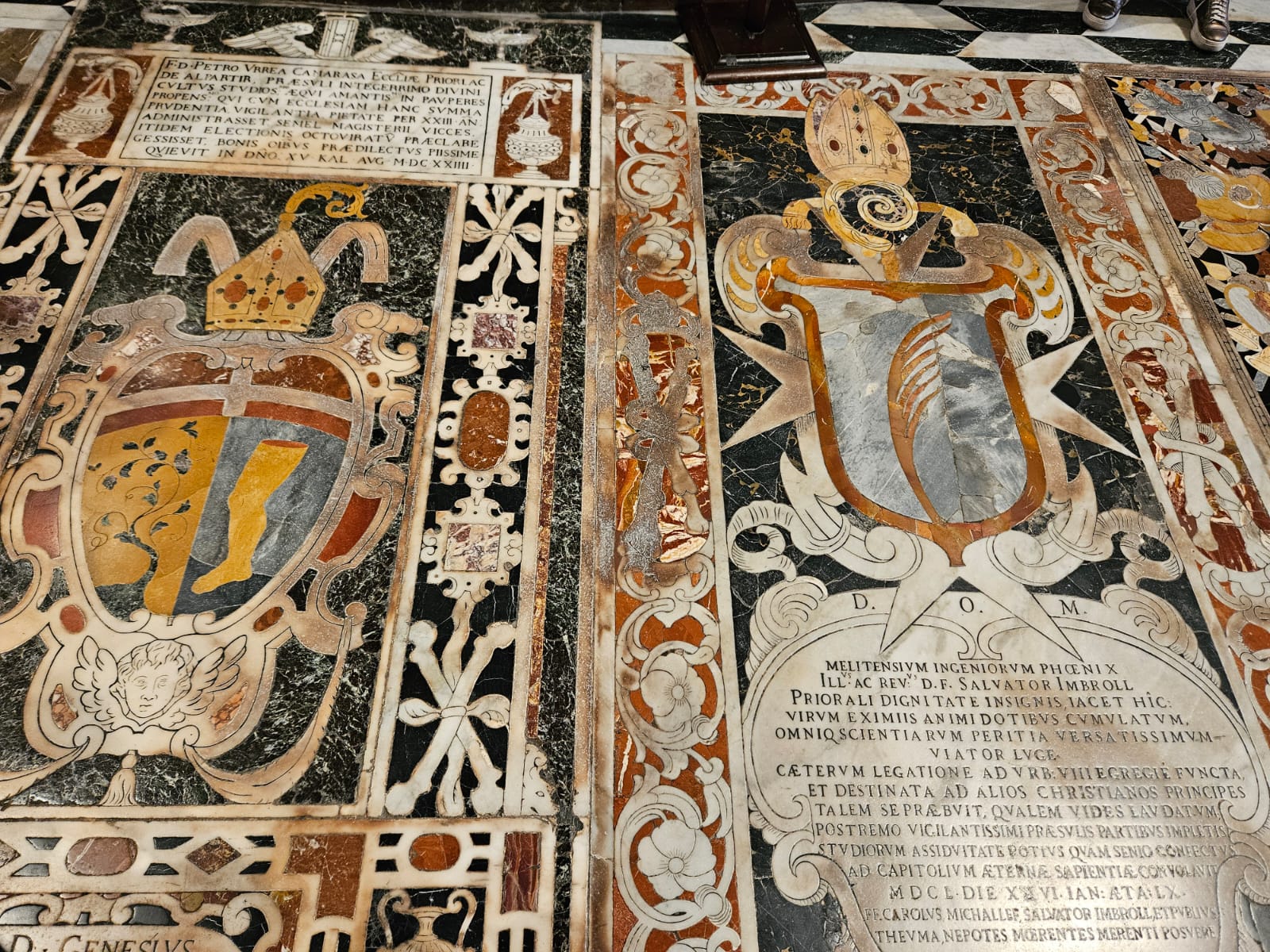 Abaixo das pedras de mármore do piso da nave central, estão enterrados restos mortais de 400 cavaleiros Abaixo das pedras de mármore do piso da nave central, estão enterrados restos mortais de 400 cavaleiros