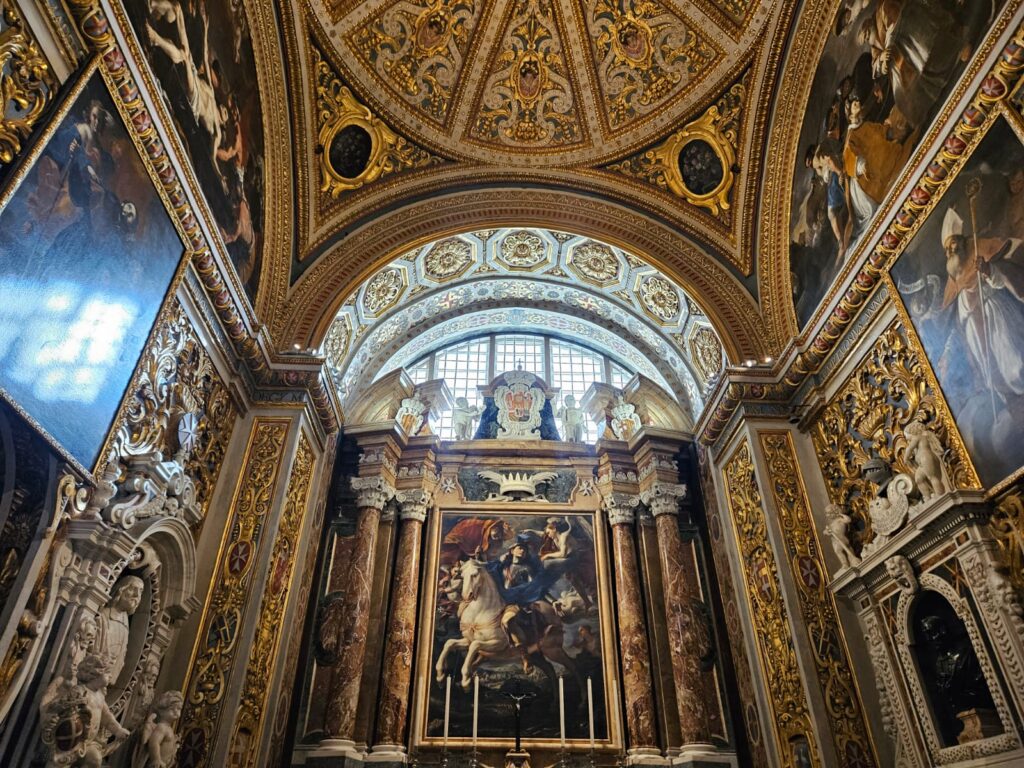 A Co-catedral de São João foi construída pelos Cavaleiros de S. João entre 1573 e 1578 A Co-catedral de São João foi construída pelos Cavaleiros de S. João entre 1573 e 1578