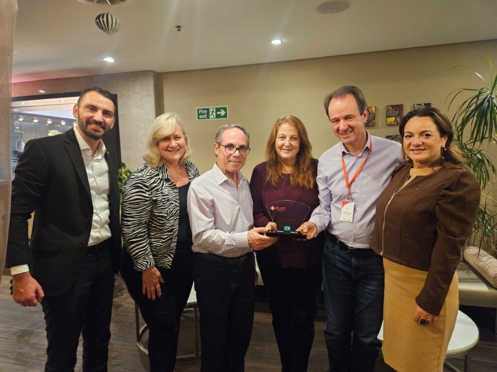 Nas laterais: Josef Sant e Claire Midsud, do AX Hotel, Annete Taeuber, da Lufthansa, Iain Tonna e Marie Anne Barthet, da United Travel, e Eduardo Barbosa, da Flot Nas laterais: Josef Sant e Claire Midsud, do AX Hotel, Annete Taeuber, da Lufthansa, Iain Tonna e Marie Anne Barthet, da United Travel, e Eduardo Barbosa, da Flot