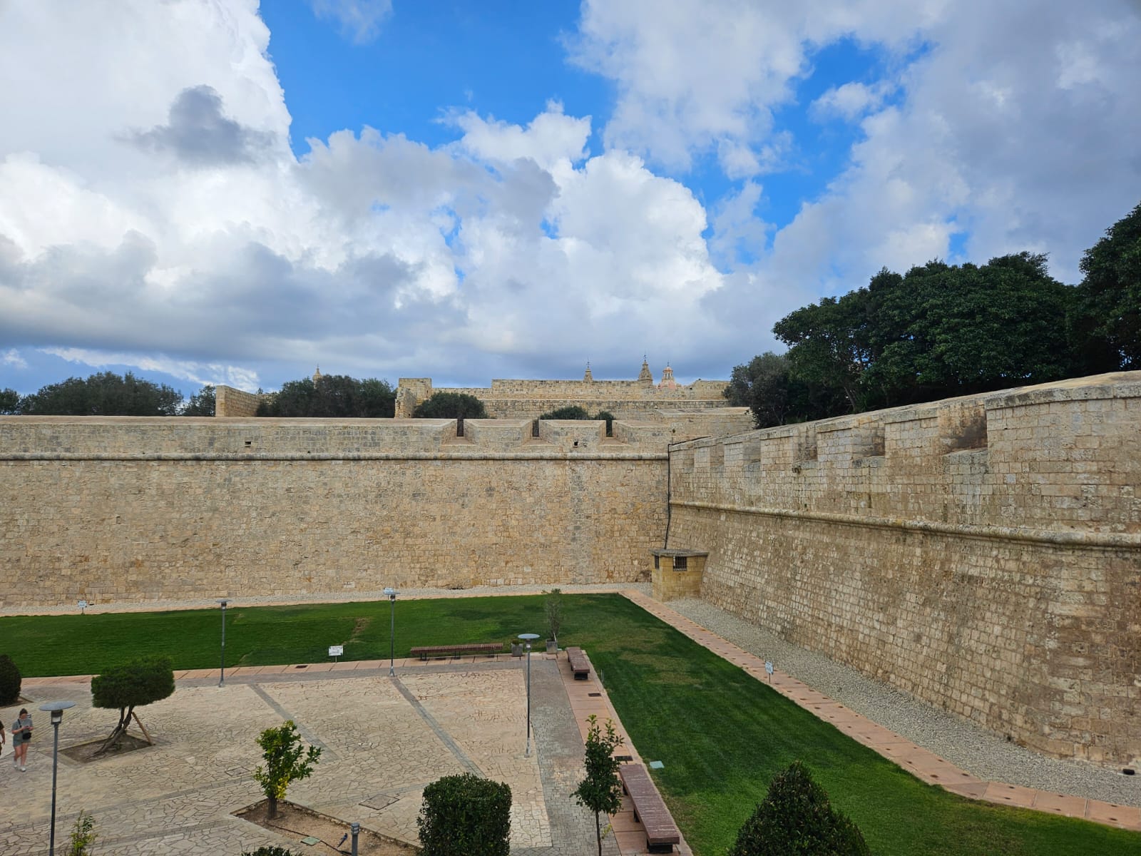 A divisa de Rabat e Medina é este muro, que separava os ricos, dos pobres. Isso mudou após um terremoto em Sicília, derrubar parte do muro que, posteriormente, foi reerguido A divisa de Rabat e Medina é este muro, que separava os ricos, dos pobres. Isso mudou após um terremoto em Sicília, derrubar parte do muro que, posteriormente, foi reerguido