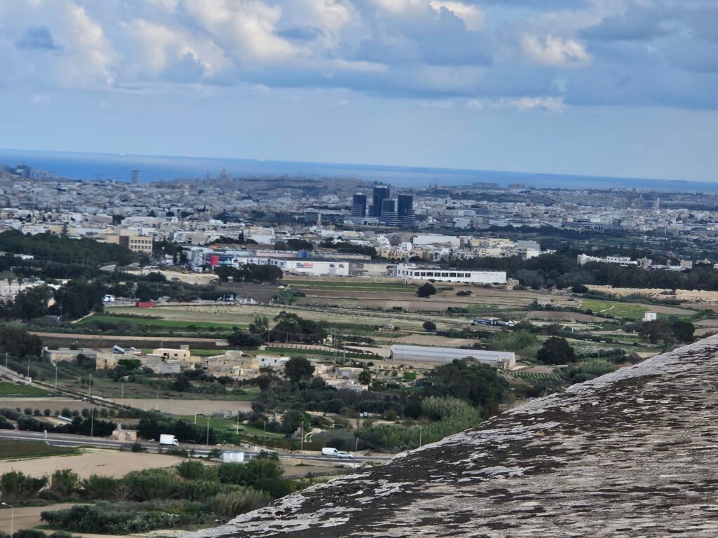 As torres mais escuras ao fundo são da capital Valeta