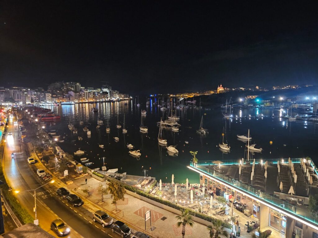 Vista da lateral esquerda do hotel Waterfront, na cidade de Sliema