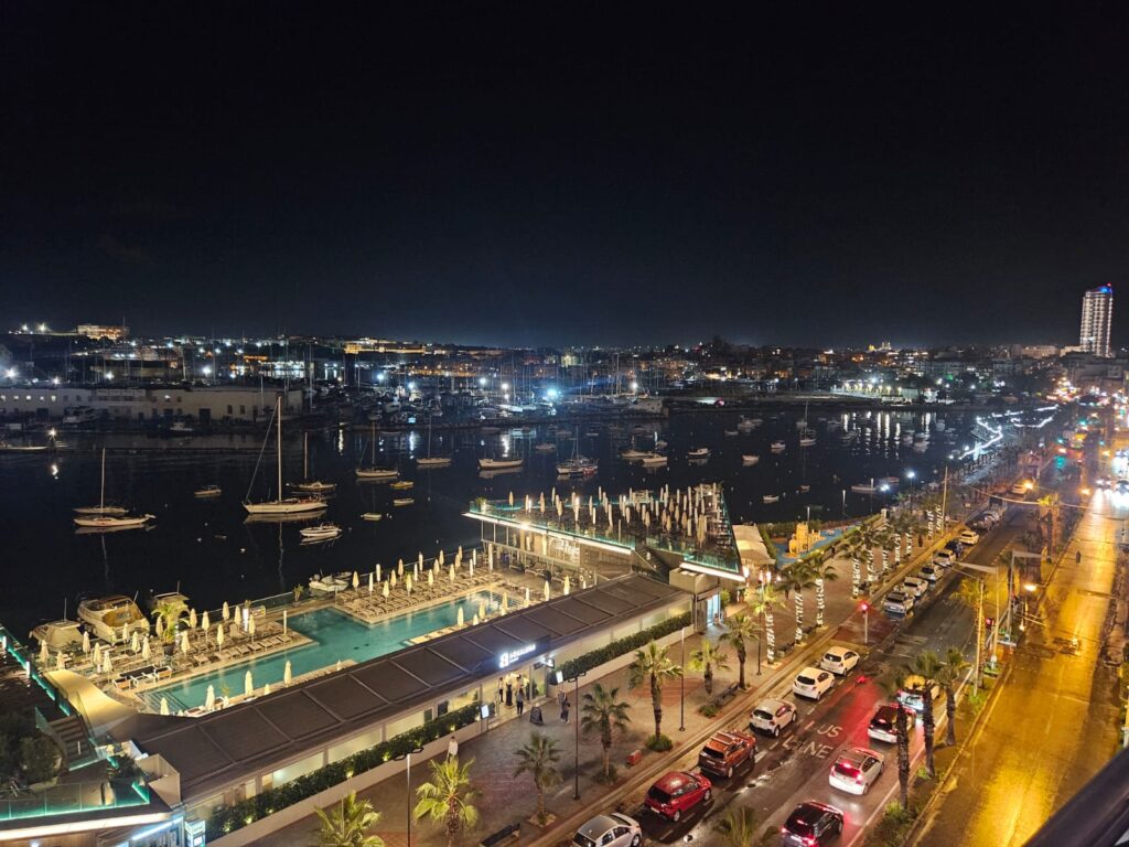 Vista da lateral direita do hotel Waterfront, na cidade de Sliema