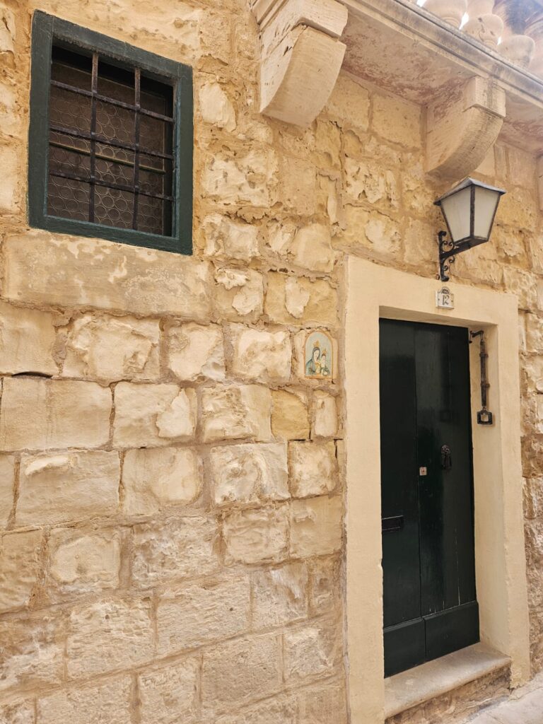 As janelas serviam para dar claridade ao ambiente interno, não para observar o lado de fora