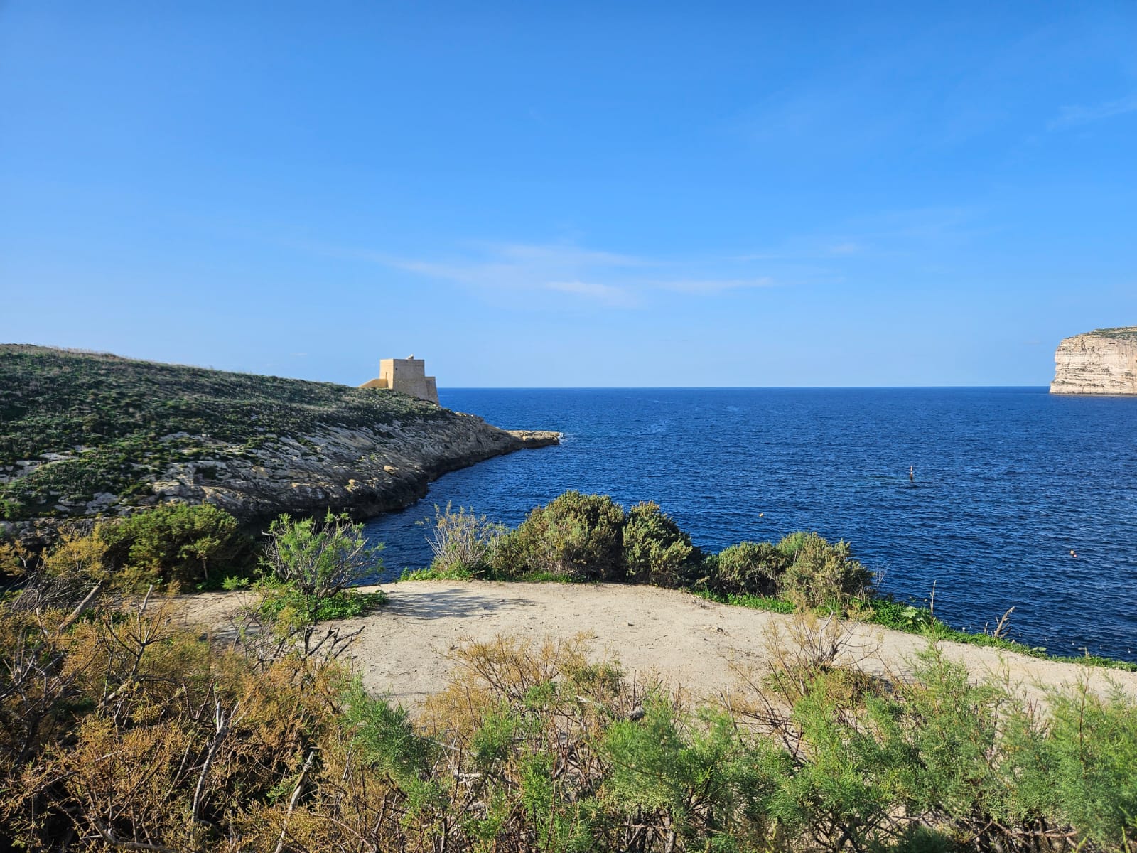 Xlendi é um destino à beira-mar, conhecido por seus penhascos e águas cristalinas Xlendi é um destino à beira-mar, conhecido por seus penhascos e águas cristalinas