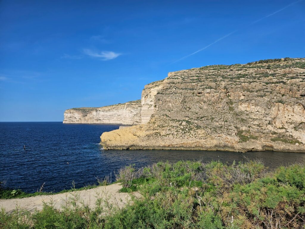 Os penhascos de Xlendi proporcionam vistas deslumbrantes do Mar Mediterrâneo