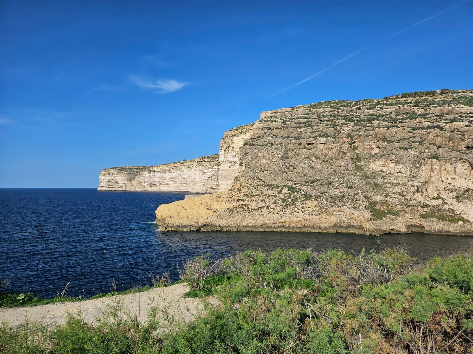Os penhascos de Xlendi proporcionam vistas deslumbrantes do Mar Mediterrâneo Os penhascos de Xlendi proporcionam vistas deslumbrantes do Mar Mediterrâneo