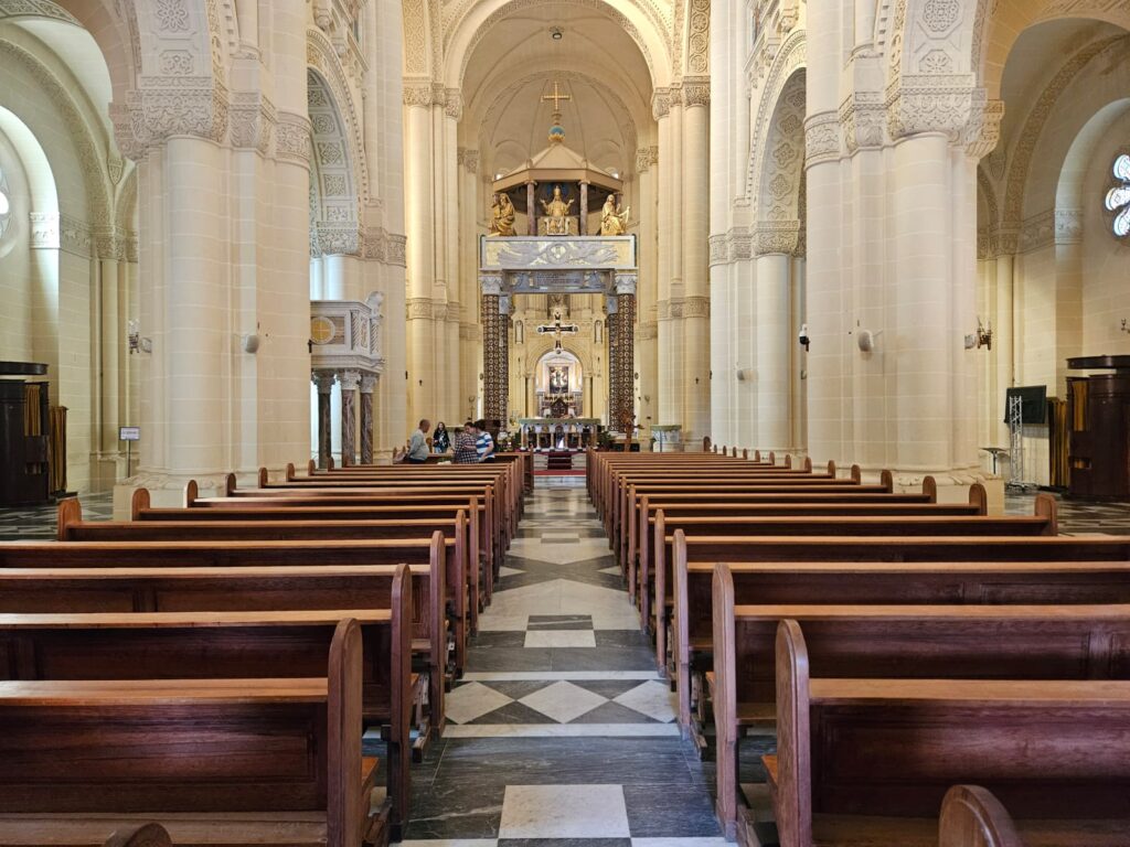 Parte de dentro da Igreja de Ta' Pinu