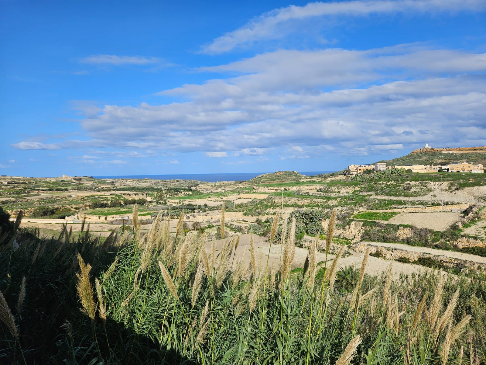 A ilha de Gozo tem um caráter rural e é menos desenvolvida do que a ilha de Malta A ilha de Gozo tem um caráter rural e é menos desenvolvida do que a ilha de Malta