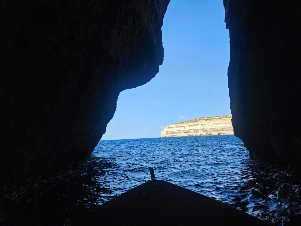 Passando por dentro da gruta