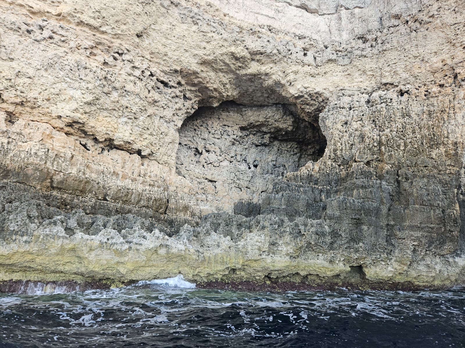 Com formações costeiras e mar transbordando sobre as rochas, Dwejra é uma atração imperdível Com formações costeiras e mar transbordando sobre as rochas, Dwejra é uma atração imperdível