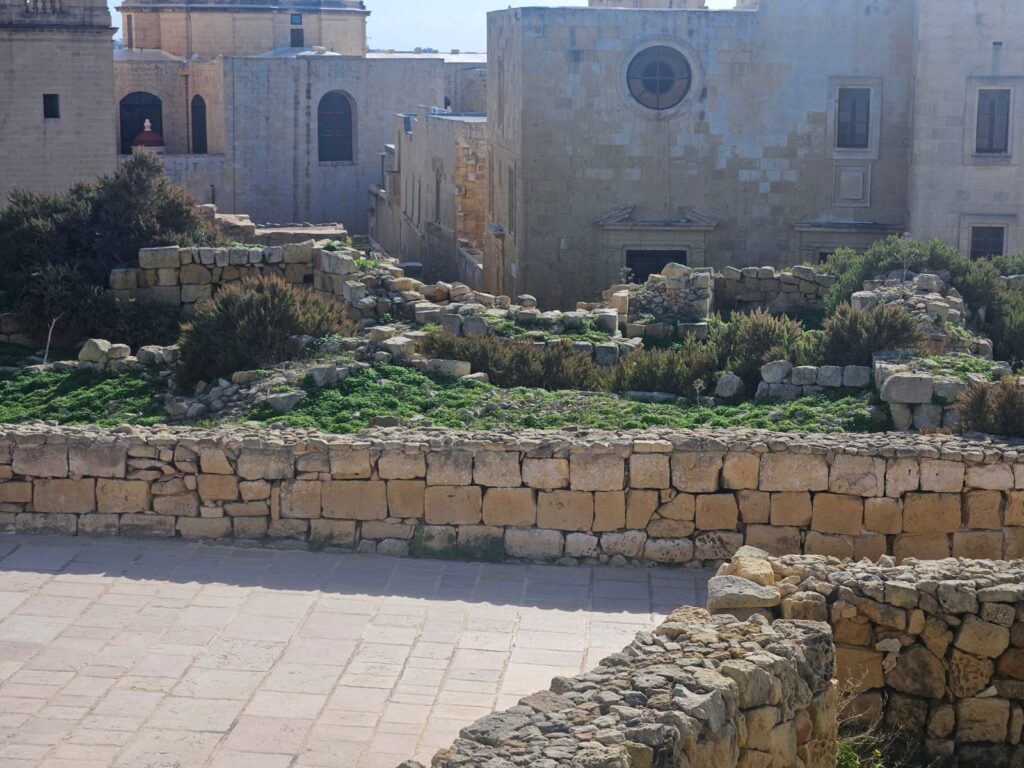 Essa parte retrata bem os resquícios deixados pelo terremoto que abalou Sicília e foi refletido na Ilha de Gozo. Nada desta área foi reconstruída.