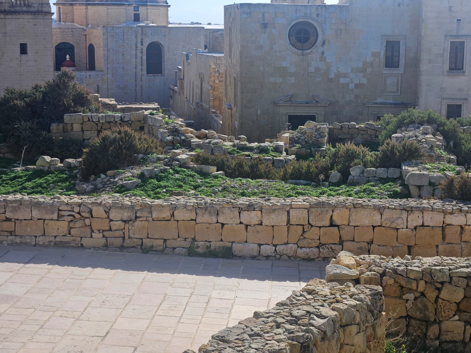 Essa parte retrata bem os resquícios deixados pelo terremoto que abalou Sicília e foi refletido na Ilha de Gozo. Nada desta área foi reconstruída. Essa parte retrata bem os resquícios deixados pelo terremoto que abalou Sicília e foi refletido na Ilha de Gozo. Nada desta área foi reconstruída.