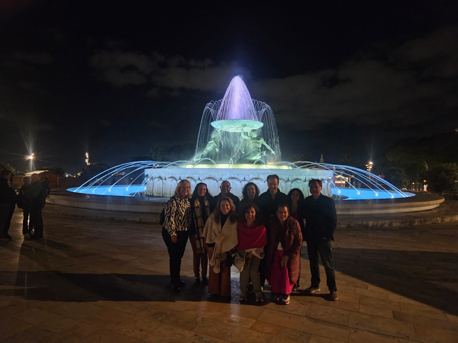 Trade na Fuente de Los Tritones a noite Trade na Fuente de Los Tritones a noite