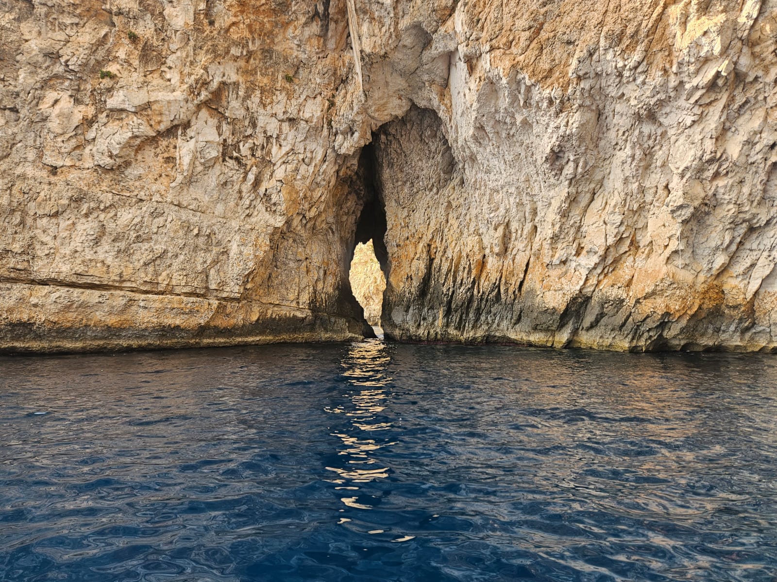Além de passeios de barco, o local é ideal para snorkeling e mergulho