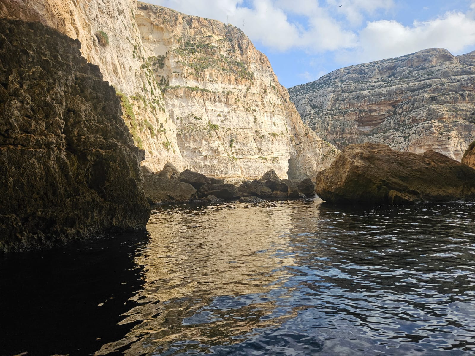 A Gruta Azul fica na cidade de Zurrieq