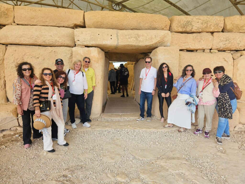 Famtour no sítio arqueológico de Hagar Qin