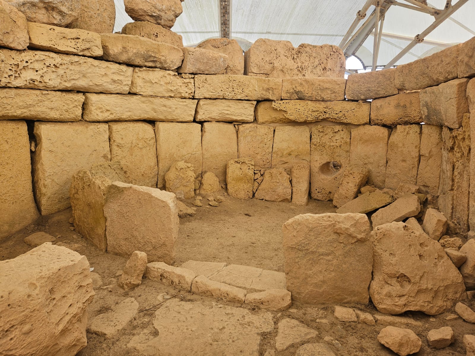 Construído entre 2500 e 3000 anos AC em pedra calcária