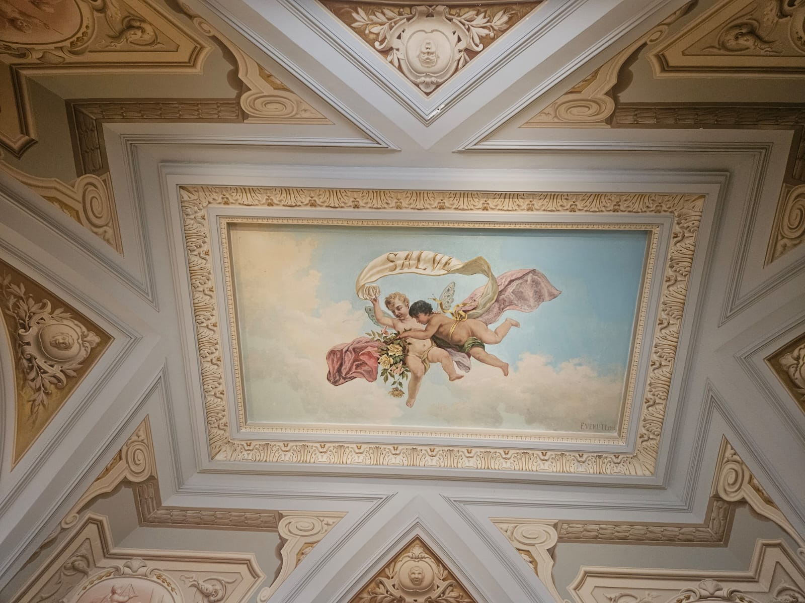 Uma das pinturas no teto do palácio