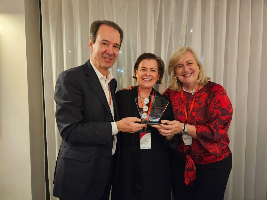 Eduardo Barbosa, presidente da Flot, Laura Avezum, da Viagens e Intercâmbio e Viaje Sem Stress, e Annette Taeuber, diretora Luthtansa Group do Brasil Eduardo Barbosa, presidente da Flot, Laura Avezum, da Viagens e Intercâmbio e Viaje Sem Stress, e Annette Taeuber, diretora Luthtansa Group do Brasil