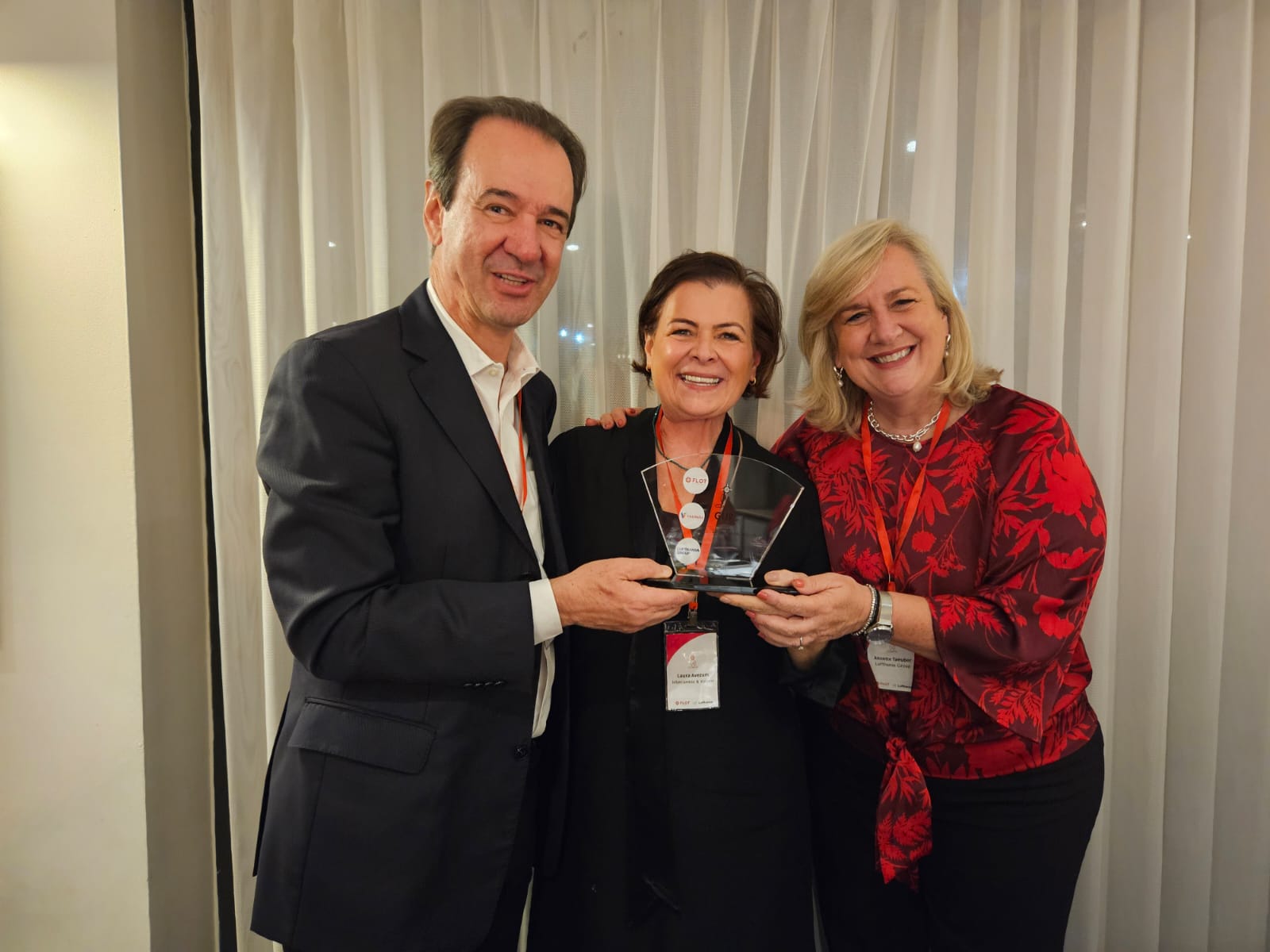 Eduardo Barbosa, presidente da Flot, Laura Avezum, da Viagens e Intercâmbio e Viaje Sem Stress, e Annette Taeuber, diretora Luthtansa Group do Brasil Eduardo Barbosa, presidente da Flot, Laura Avezum, da Viagens e Intercâmbio e Viaje Sem Stress, e Annette Taeuber, diretora Luthtansa Group do Brasil