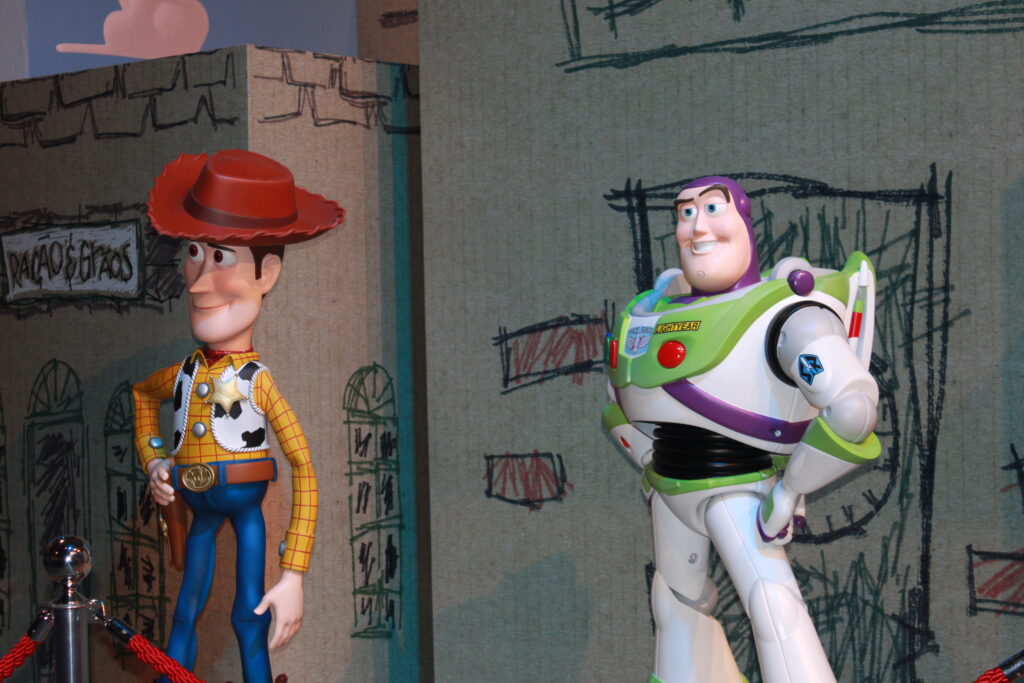 Woody e Buzz, no estande do Toy Story, tem tamanho humano