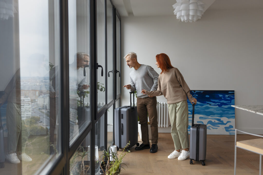 airbnb host welcoming guests Airbnb estuda ferramenta mais eficiente que chatbot de IA para planejamento de viagens