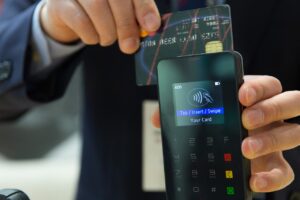 Gastos de brasileiros com cartões no exterior registram R$ 22,9 bilhões