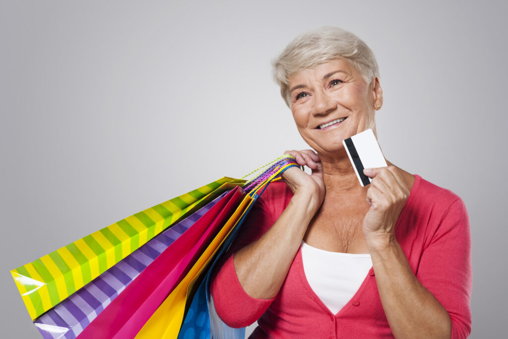 dreaming senior woman with shopping bags credit card Projeto do Tax Free no Rio de Janeiro recebe 21 emendas em votação na Alerj