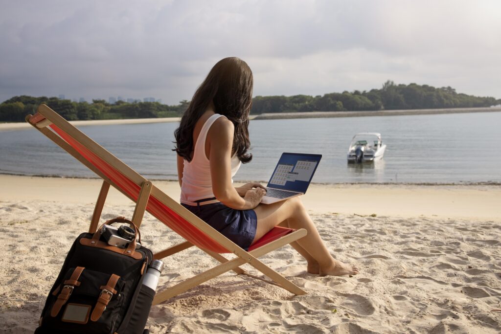 Hush trip vem se destacando entre trabalhadores remotos; conheça essa tendência de viagem 1 full shot woman working laptop Hush trip vem se destacando entre trabalhadores remotos; conheça essa tendência de viagem