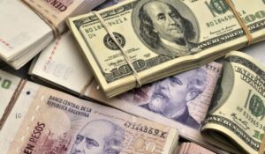 Em forte desvalorização, peso argentino supera 1 mil por dólar pela primeira vez