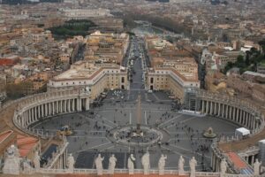 Tipo de roupa pode causar expulsão de atrações turísticas em país europeu; saiba qual
