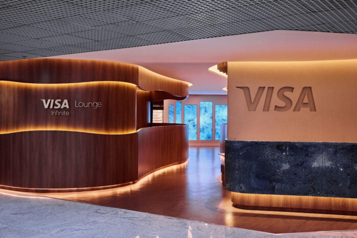 Visa Infinite Lounge do Aeroporto Internacional de Guarulhos permite acesso de pets 1 Desde sua abertura em 2022, o lounge exclusivo para portadores de credenciais Visa Infinite aceita animais de estimação e é um dos poucos lounges internacionais do país com esse benefício (Divulgação/Visa)