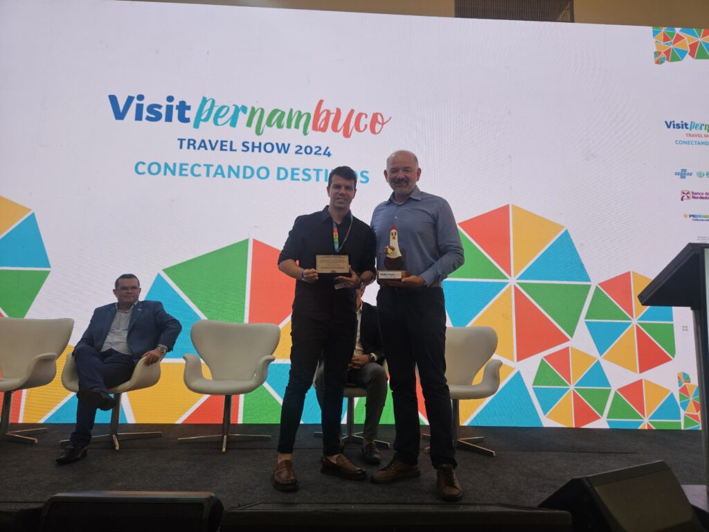 Eduardo Tiburtius entrega prêmio a Alexandre Rodrigues como agradecimento para concretização do evento