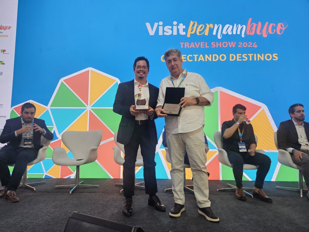 Otaviano Maroja entrega prêmio a Thiago Teotonio como agradecimento para concretização do evento