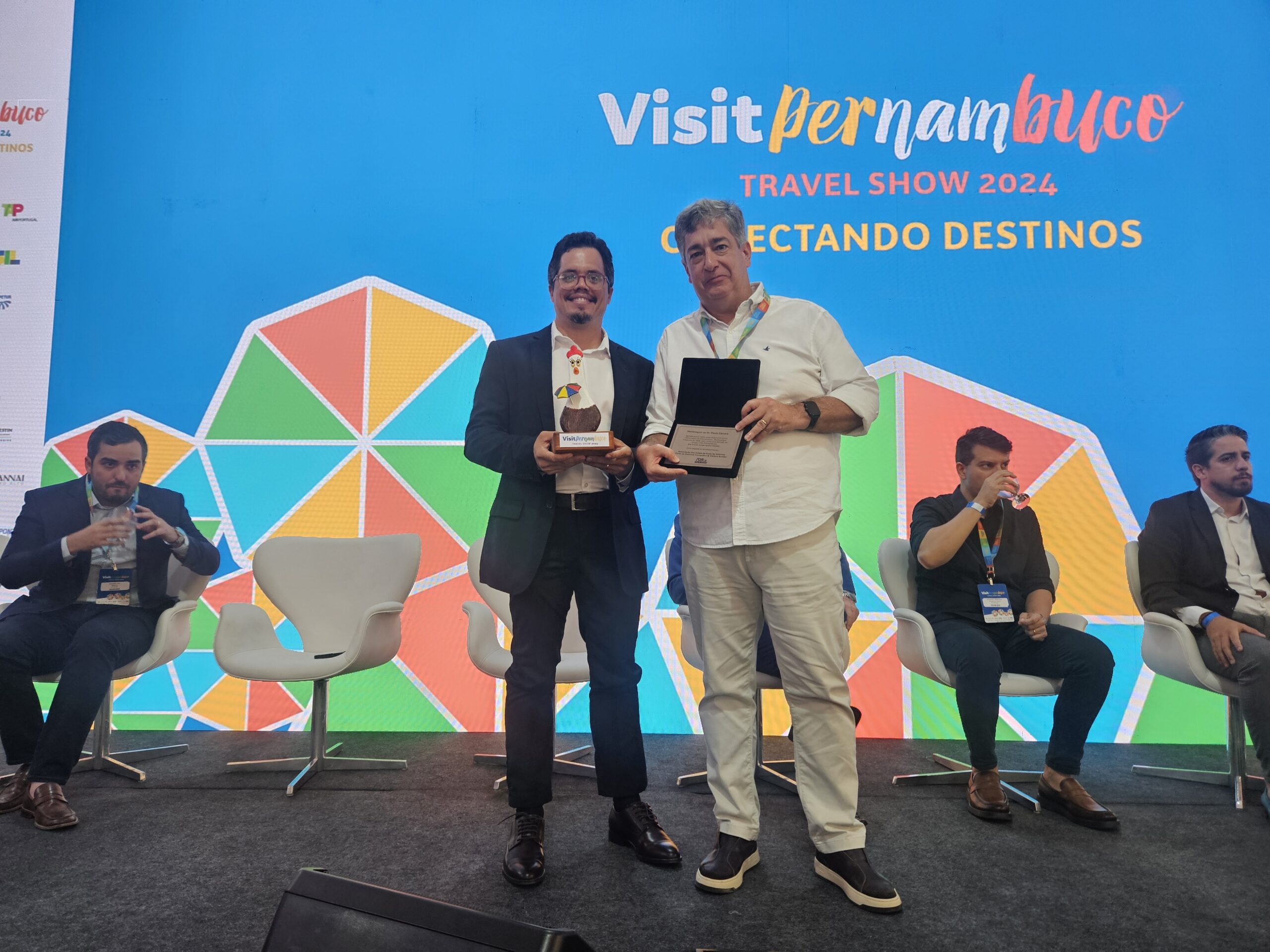 Otaviano Maroja entrega prêmio a Thiago Teotonio como agradecimento para concretização do evento Otaviano Maroja entrega prêmio a Thiago Teotonio como agradecimento para concretização do evento