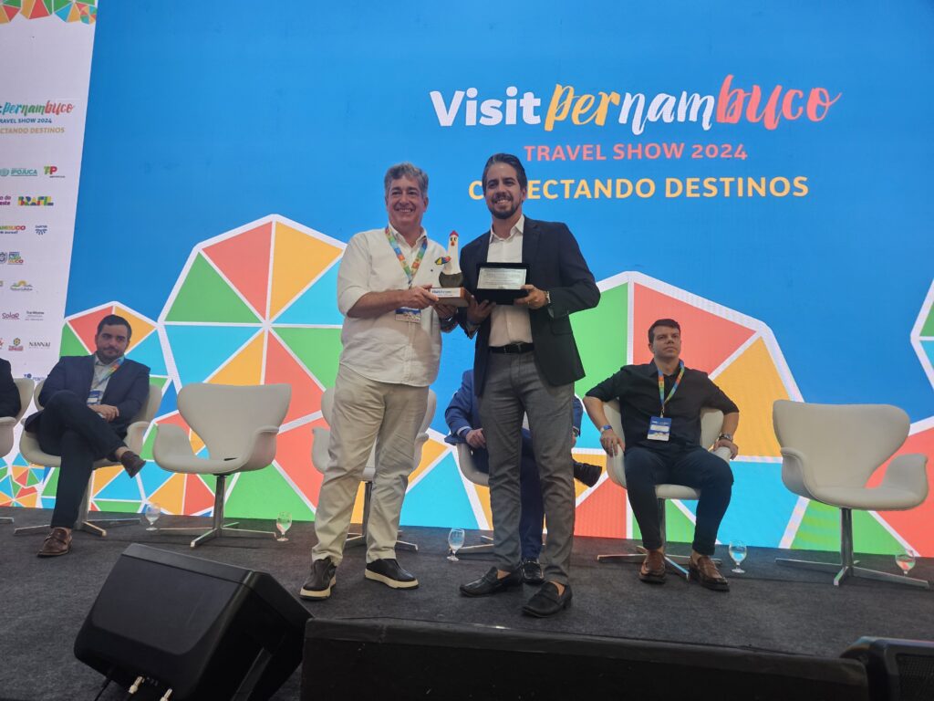 Otaviano Maroja entrega prêmio a Puran Medeiros como agradecimento à concretização do evento