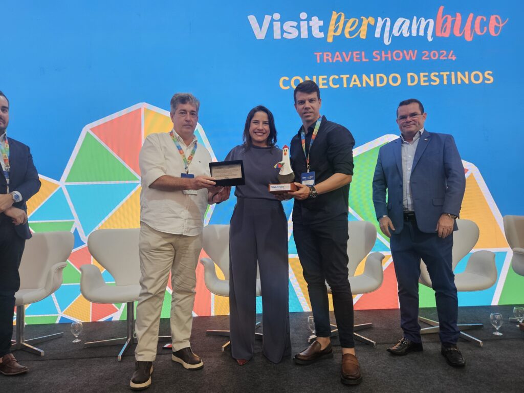 Raquel Lyra recebe prêmio em agradecimento à parceria com o Visit Pernambuco