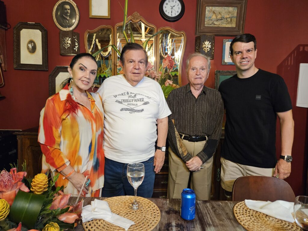 Sheila Wanderley, João Alberto e Fernando Machado, da imprensa de Porto de Galinhas, e Eduardo Tiburtius, Presidente da Associação dos Hotéis Sheila Wanderley, João Alberto e Fernando Machado, da imprensa de Porto de Galinhas, e Eduardo Tiburtius, Presidente da Associação dos Hotéis