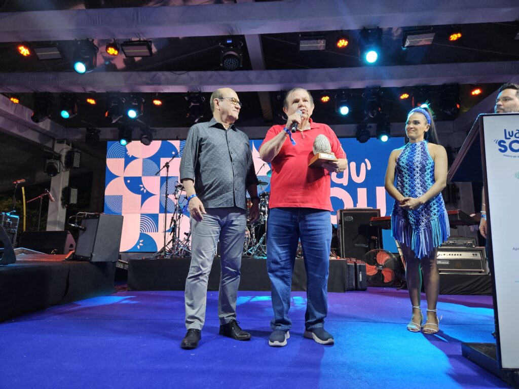 Ulisses Ávila entrega prêmio em homenagem ao jornalista pernambucano João Alberto