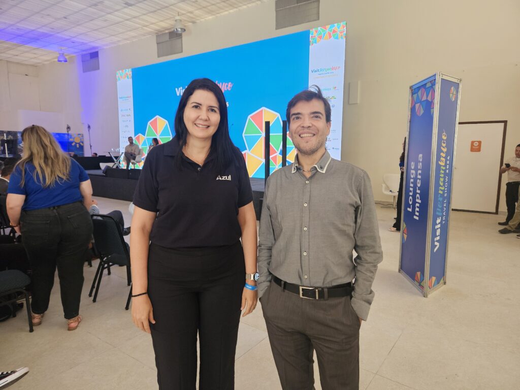 Juliana Guerra, da Azul Linhas Aéreas, e Marcelo Bento, da Aena Brasil Juliana Guerra, da Azul Linhas Aéreas, e Marcelo Bento, da Aena Brasil